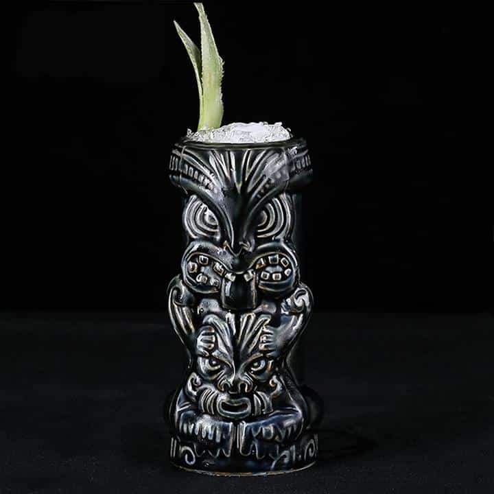 Verre tiki noir en céramique avec glaçons