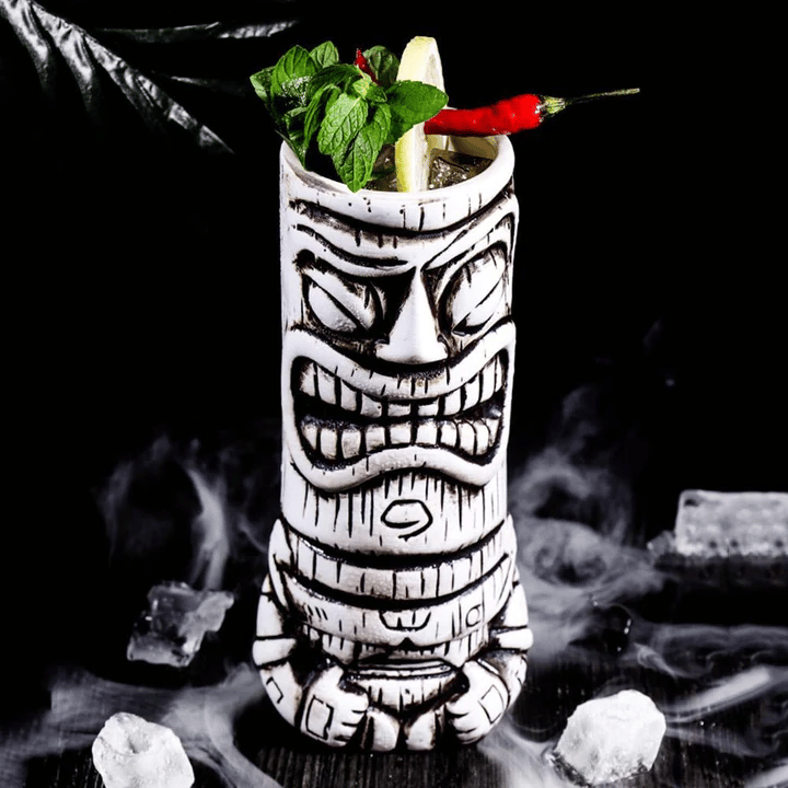 Verre à cocktail tiki maori sur fond noir