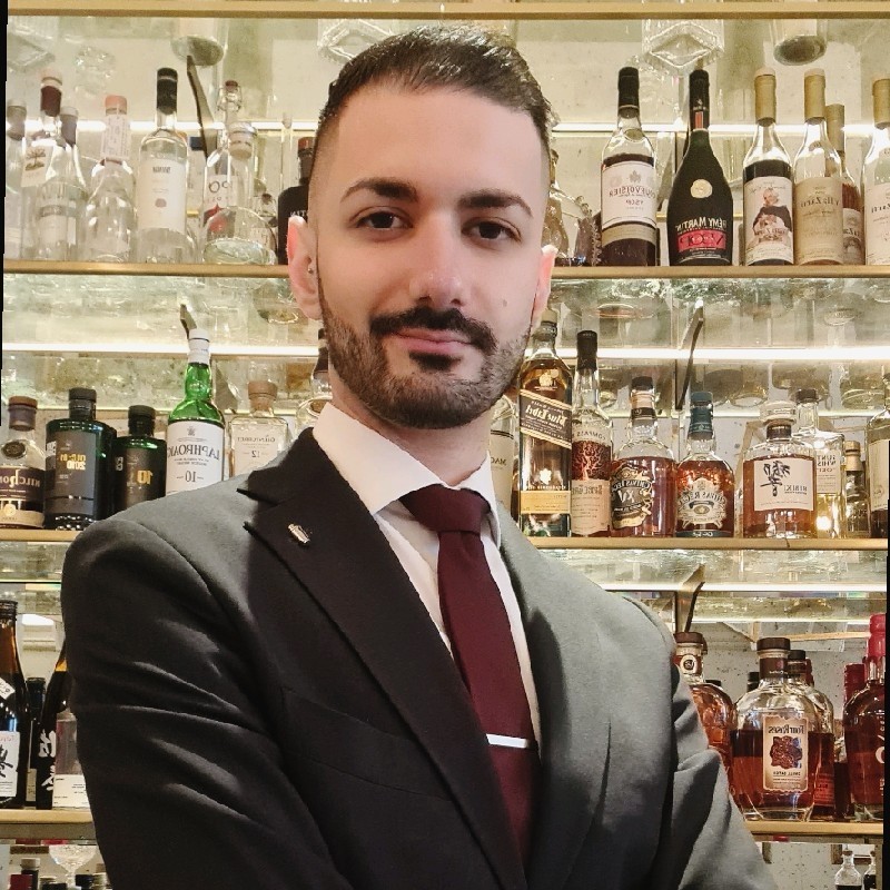 Andrea Manca : Un Barman Passionné Derrière le Comptoir Andrea Manca