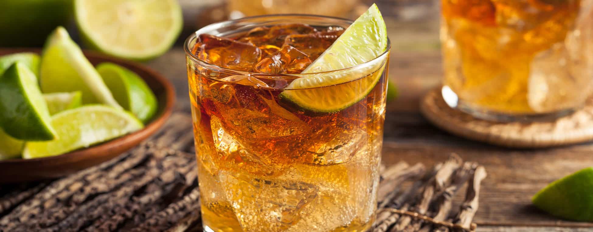 Le Cocktail Dark and Stormy : Une Tempête de Saveurs et d'Histoire Dark and Stormy