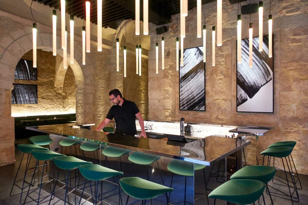 Julien Escot : Maître Mixologue et Visionnaire du Cocktail à Montpellier Julien Escot