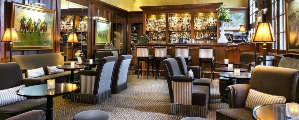 Le Bar Le Normandy : Un Verre d'Histoire et de Mixologie dans le Coeur de Deauville bar le normandy