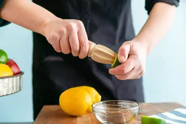 La meilleure façon d'extraire le jus d'un citron presse agrumes
