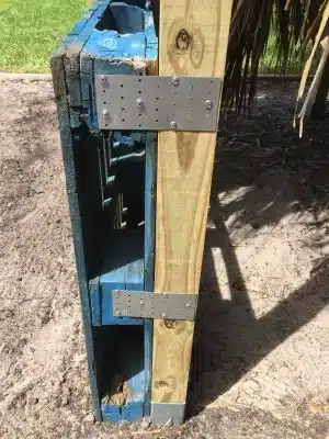 Création d'un Bar à Cocktail Tiki Maison : Le Guide Complet Etape 13.2 attacher les palettes