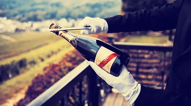 Histoire et Origines du Champagne Sabrer le Champagne